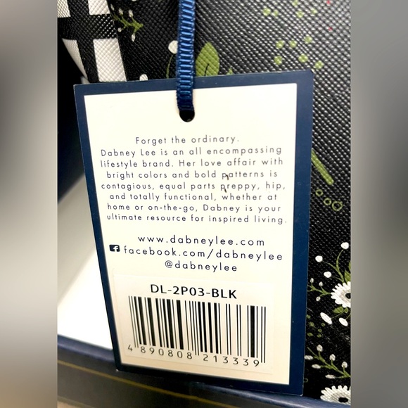 DABNEY LEE 2pc Gift Set With Removable Wristlet New With Tags in Box - Picture 4 of 7